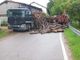 Robecco: camion perde il carico di legna e blocca la strada a Cascinazza