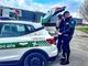 Trovato per la terza volta senza patente, minaccia gli agenti della Polizia locale. Scatta la denuncia