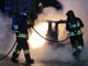 FOTO. Paura nella notte a Sesto Calende, auto prende fuoco: illese le due persone a bordo