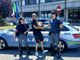 Il gatto Tom con gli agenti della Polstrada (foto Polizia)