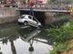 - (VIDEO) - Pavia: auto precipita nel Naviglio Pavese, l'intervento dei Vigili del fuoco. Due uomini salvati dagli agenti della Polizia
