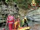 Nella foto le operazioni di recupero del 47enne dal corso d'acqua dove è precipitato