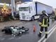 Moto contro auto nel Comasco, ventitrenne finisce sotto un camion in sosta: è grave