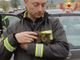 C'è un gattino nel motore. L'automobilista si ferma e chiama i vigili del fuoco