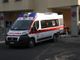 Auto si ribalta sul marciapiede a Novara, due feriti