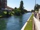 Robecco: dà in escandescenza in via Ripa Naviglio e distrugge la fioriera buttandola lungo la sponda