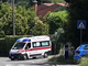 L'ambulanza lascia via Manzoni dopo l'intervento di soccorso