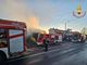 Gropello Cairoli: cerca di spegnere le fiamme partite da un divano letto, 49enne si ustiona gravemente