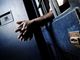 Novara, detenuto prima lancia candeggina contro agente poi minaccia e si scaglia contro un poliziotto