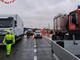 Tamponamento ad Agrate, auto in fiamme