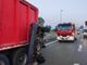 Incidente sulla A4, un furgone urta un camion fermo