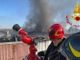 Maxi incendio nel Comasco: nube nera di fumo visibile da lontano