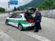 Piemonte, 60enne guida mentre si beve una birra: patente ritirata