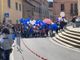 VIDEO E FOTO. I bambini lanciano in cielo palloncini bianchi, rosa e blu per il piccolo Mattia e i suoi genitori