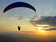 Varese: 51enne in parapendio contro albero