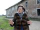 Ebe Pagliari mamma di Marco Perini e dietro di lei la cascina Meraviglia foto Roberto Garavaglia