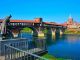 Giovane si tuffa a Pavia dal Ponte Coperto: la scena diventa virale sui social