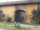 Pavia, minaccia famiglia bruciando portone di casa