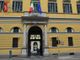 Esce dalla Questura di Milano e commette una rapina