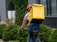 Milano, la sentenza: Deliveroo e Uber paghino contributi ai rider