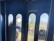 Aggrappato al treno in movimento per un selfie