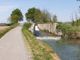 Morimondo: ciclista scambia una tenda galleggiante per un’auto nel Naviglio, allarme rientrato