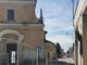 Magenta: caduta rovinosa davanti alla chiesa di San Rocco, ciclista in difficoltà soccorso dai commercianti