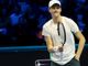 Sinner fa l'impresa: batte per la prima volta Djokovic e &quot;vede&quot; le semifinali delle Atp Finals