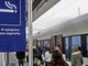 Fumano sul treno Pavia-Milano, uomo li rimprovera: aggredito e &quot;alleggerito&quot; del telefono