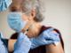 Vaccini anti Covid, prima giornata di prenotazioni senza intoppi: oltre 192mila anziani lombardi tra i 75 e i 79 anni hanno aderito