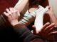 Violenza verso le madri: due giovani arrestati fra Trecate e Novara