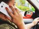 Codice della strada, via la patente (e mega multa) per chi usa il telefono alla guida