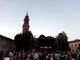 Vigevano con le braccia rivolte al cielo sulle note di Francesco Gabbani