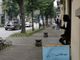 - FOTONOTIZIA - Vigevano, troppe bici sul marciapiede e spunta il cartello fai da te