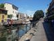 In bicicletta da Magenta alla Darsena lungo l’alzaia del Naviglio Grande, folla di turisti stranieri. Milano non ha niente da invidiare alle grandi città europee