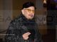 Enrico Ruggeri al suo arrivo mercoledì a Sanremo e, sotto, il post su Facebook