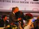#Sanremo2018: la Rai inizia a corteggiare Baglioni per il Festival 2019, in sala stampa arriva anche un mazzo di fiori