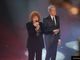 &quot;Mio fratello che guardi il mondo&quot;: uno splendido Favino sul palco dell'Ariston con Fiorella Mannoia