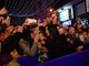 Laura Pausini esce dall'Ariston e abbraccia Sanremo cantando tra la gente