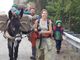 Robbio, famiglia francese transita sulla via Francigena in compagnia di figli ed asinelli