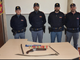 Gli agenti della Polizia di Stato con le arme sequestrate