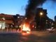 Novara: auto avvolta dalle fiamme in piazza Cavour VIDEO
