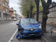Centra un'auto parcheggiata e taglia la corda