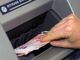 Spese e prelievi con la carta di credito rubata: vercellese nei guai
