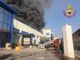 Gallarate, incendio alla Gallazzi sotto controllo: per l'Arpa al momento nessun pericolo
