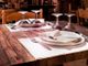 Come torneremo al ristorante? Ecco la cena tipo in sicurezza: tavoli e orari da prenotare, niente menù cartacei, olio e sale monouso