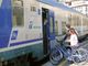 Trenord conferma lo stop al trasporto delle biciclette sui treni: «Prima la sicurezza»