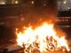 Guerriglia e bombe carta a Torino: 7 arresti e 2 denunce alla manifestazione anti-coprifuoco. Feriti due poliziotti