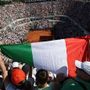 Sinner, un bambino 'carota' e un &quot;forza Juve&quot; per Bastoni: cori e cartelloni al Foro