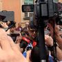 Caso Garlasco, Corona show davanti alla procura di Pavia